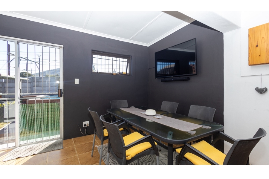 5 Bedroom Property for Sale in Avondale Western Cape